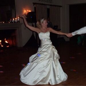 monique lhuillier custom wedding dress - satin. Worn once, newly cleaned.